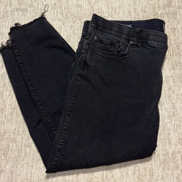 Torrid black 24 bombshell skinny stretchy jeans distressed hem - Picture 1 of 6